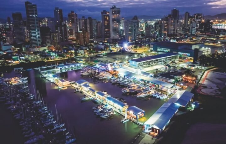 Guia da semana em SC: Itajaí recebeu nesta quinta mais um Boat Show com cerca de 60 barcos, passeios de vela, telão da Copa e lazer para famílias
